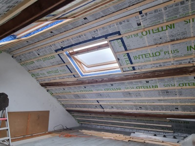 Aménagement d'un grenier à Charleroi - Joint entre INTELLO PLUS et maconnerie avec ORCON F