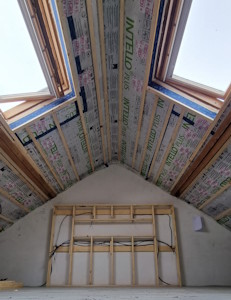 Aménagement d'un grenier à Charleroi - Fin du lattage en versant de toiture, création de la tête de lit