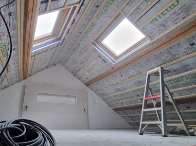 Aménagement d'un grenier à Charleroi - Vue globale avec le pignon et la tête de lit