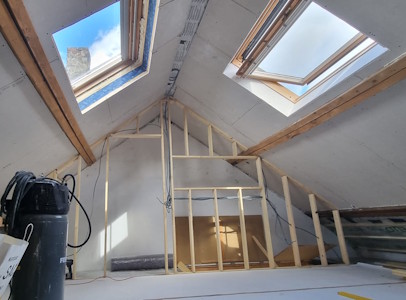 Aménagement d'un grenier à Charleroi - Début de la cloison de la salle de bain