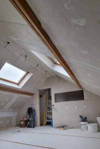 Aménagement d'un grenier à Charleroi - Placement du gyproc en versant de toiture et sur la cloison