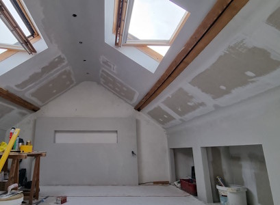 Aménagement d'un grenier à Charleroi - Enduits réalisés en versant de toiture et sur les placards