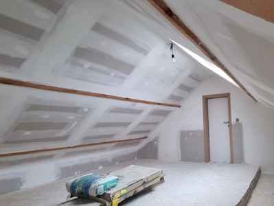 Aménagement d'un grenier à Liège - Placement d'une porte à peindre pour séparer les pièces