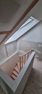 Aménagement d'un grenier à Liège - Placement de l'escalier sur mesure en hêtre