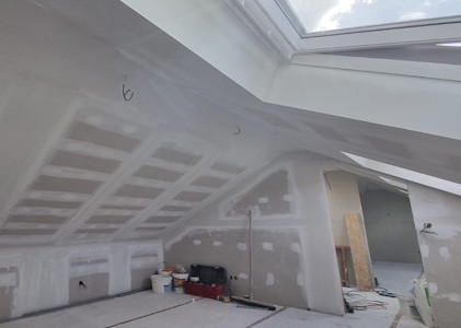 Aménagement d'un grenier à Gembloux - Enduits sur les équerres aux coins des cloisons et aux velux