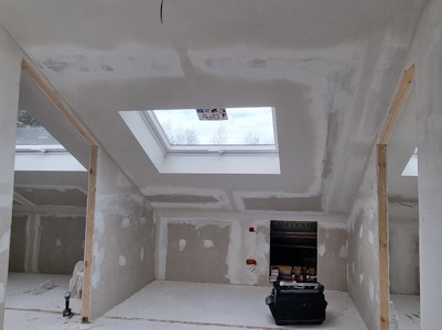 Aménagement d'un grenier à Gembloux - Couche de finition sur les enduits dans la pièce bureau