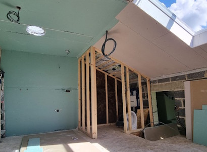 Aménagement d'un grenier à Namur - Pose des plaques de plâtre en versant de toiture et cloisons