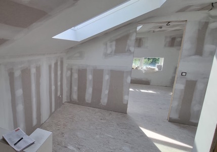 Aménagement d'un grenier à Namur - Réalisation des enduits sur les plaques de plâtre (Vue 4)