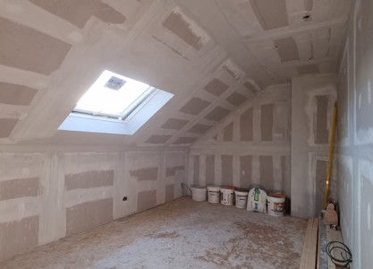 Aménagement d'un grenier à Nivelles - Enduit sur les plaques de plâtre