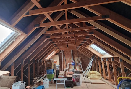 Aménagement d'un grenier à Wavre - Placement des Velux dans un grenier un peu encombré