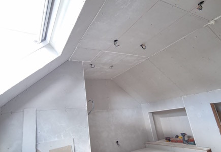 Aménagement d'un grenier à Wavre - Réalisation des enduits sur les plaques de plâtre (vue 4)