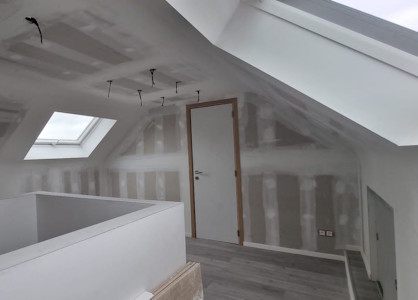 Aménagement d'un grenier à Wavre - Pose du parquet stratifié et des plinthes