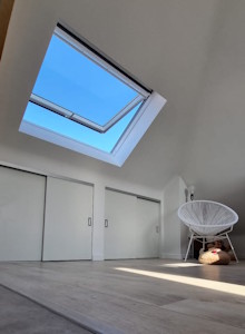 Aménagement d'un grenier à Wavre - Photo d'un grenier aménagé par ACA et déjà exploité par le client (vue 2)