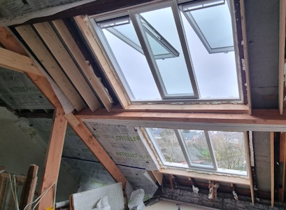 Aménagement d'un grenier à Beersel - Placement du velux 3en1