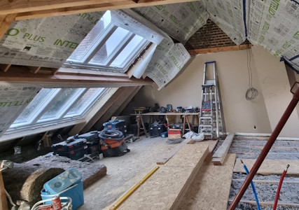 Aménagement d'un grenier à Beersel - Isolation du sol avec cellulose