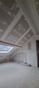 Aménagement d'un grenier à Beersel - Finition gyproc sur le pignon de la chambre