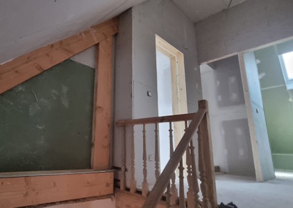 Aménagement d'un grenier à Beersel - Placement du gyproc à l'arrivée de l'escalier