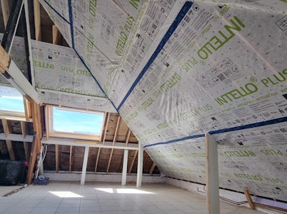 Aménagement d'un grenier à Braine L'Alleud - Début de l'étanchéité à l'air avec INTELLO PLUS