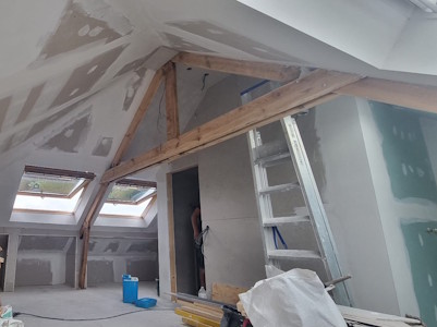Aménagement d'un grenier à Braine L'Alleud - Réalisation des enduits gyproc en versant de toiture