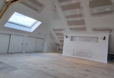 Aménagement d'un grenier à Braine L'Alleud - Grenier terminé - vue de la tête de lit