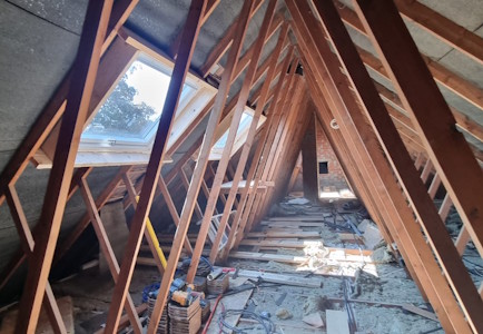 Aménagement d'un grenier à Mons - Placement des velux GPL UK04 2070