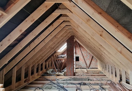 Aménagement d'un grenier à Mons - Charpente préfabriquée (type W) transformée