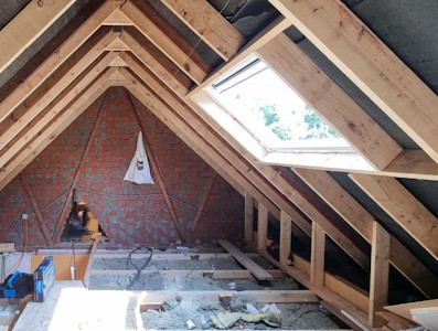 Aménagement d'un grenier à Mons - Charpente préfabriquée (type W) transformée, vue avec Velux