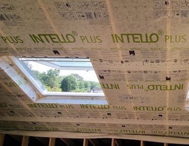 Aménagement d'un grenier à Mons - Début de l'étanchéité à l'air avec INTELLO PLUS