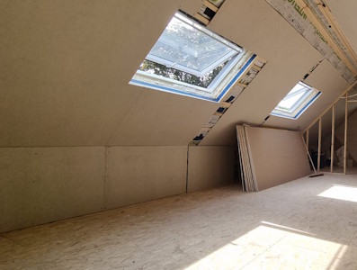 Aménagement d'un grenier à Mons - Début de la pose des plaques de plâtre en versant de toiture