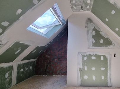 Aménagement d'un grenier à Mons - Début des enduits dans la salle de bain