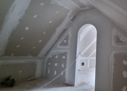 Aménagement d'un grenier à Mons - Début des enduits dans le dressing
