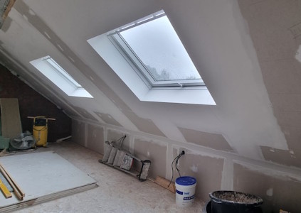 Aménagement d'un grenier à Mons - Finition des enduits autour des Velux dans la chambre