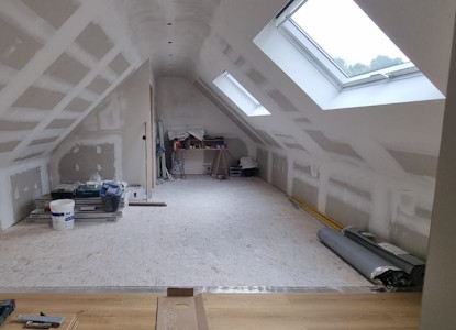 Aménagement d'un grenier à Mons - Pose du parquet dans la chambre (autre vue)