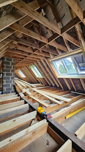 Aménagement d'un grenier à Overijse - Remise à niveau des gitages pour obtenir un plancher bien droit