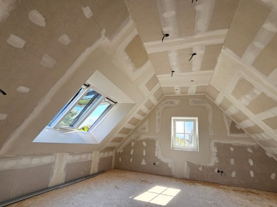 Aménagement d'un grenier à Overijse - Réalisation des enduits sur les plaques de plâtre (vue 2)