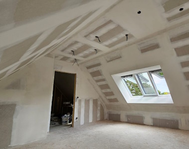 Aménagement d'un grenier à Overijse - Couche de finition sur les enduits