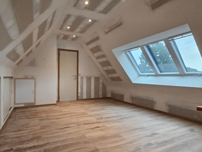 Aménagement d'un grenier à Overijse - Pose du parquet stratifié et des plinthes (vue 2)