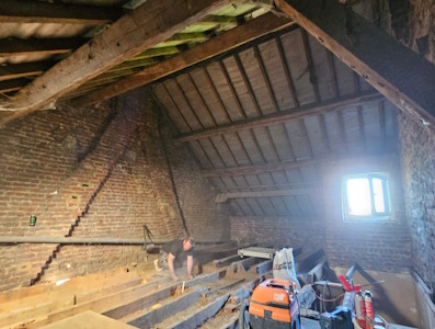 Aménagement d'un grenier à Waterloo - Jumelage des gitages pour un plancher bien droit et une épaisseur suffisante d'isolation (vue 2)