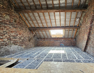 Aménagement d'un grenier à Waterloo - Isolation avec de l'ouate de cellulose en soufflage ouvert + pose d'un plancher OSB