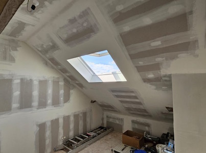 Aménagement d'un grenier à Waterloo - Réalisation des enduits sur les plaques de plâtre