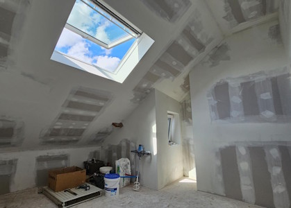 Aménagement d'un grenier à Waterloo - Réalisation des enduits sur les plaques de plâtre (vue 2)